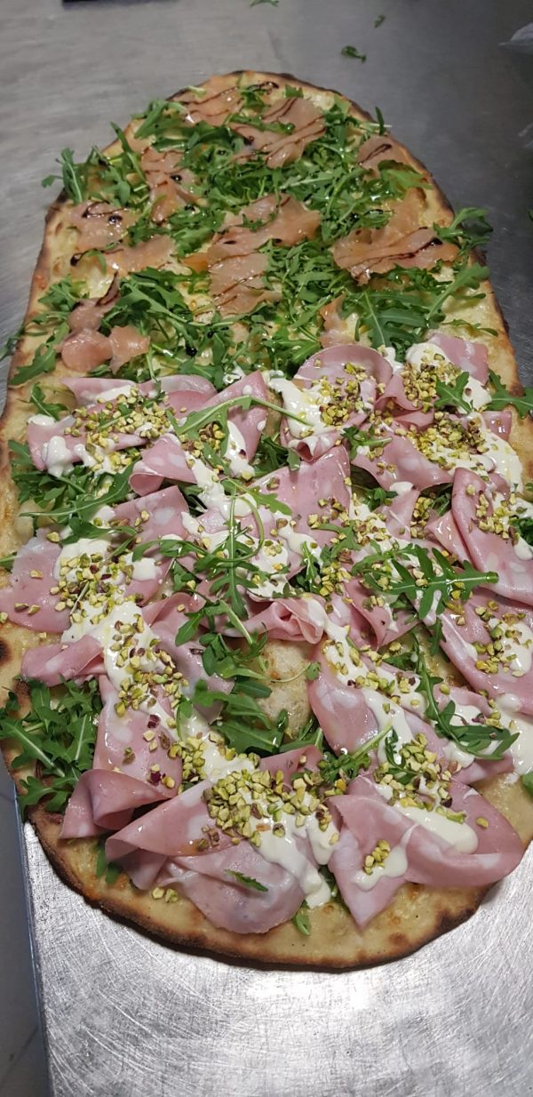 Mortadella, rucola, stracchino, granella pistacchio.