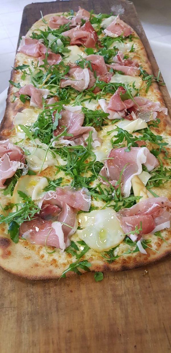 Prosciutto, provola, rucola.