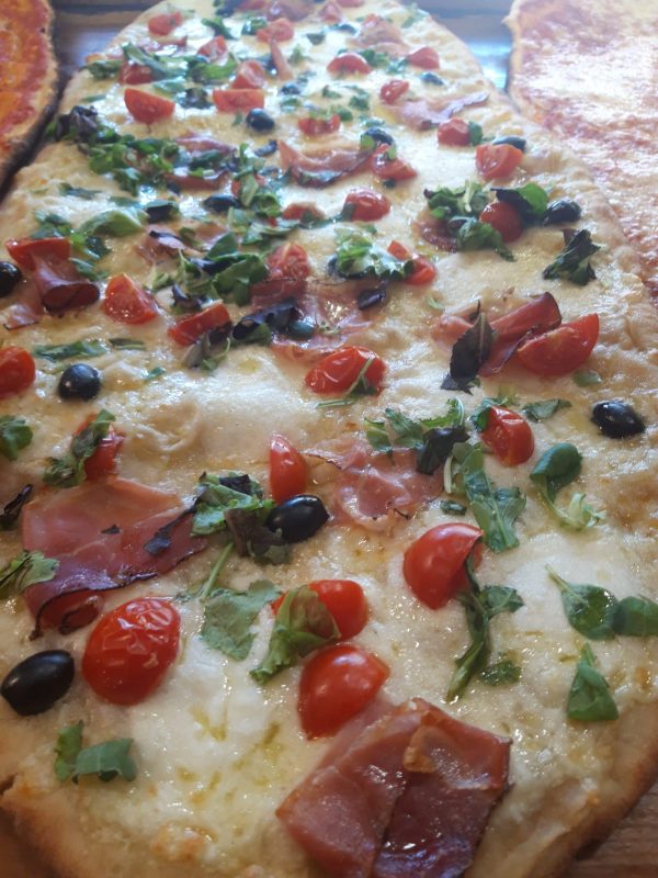 forno-lariano-velletri-sfarinando-pizza-spack-olive-pomodorini-rucola